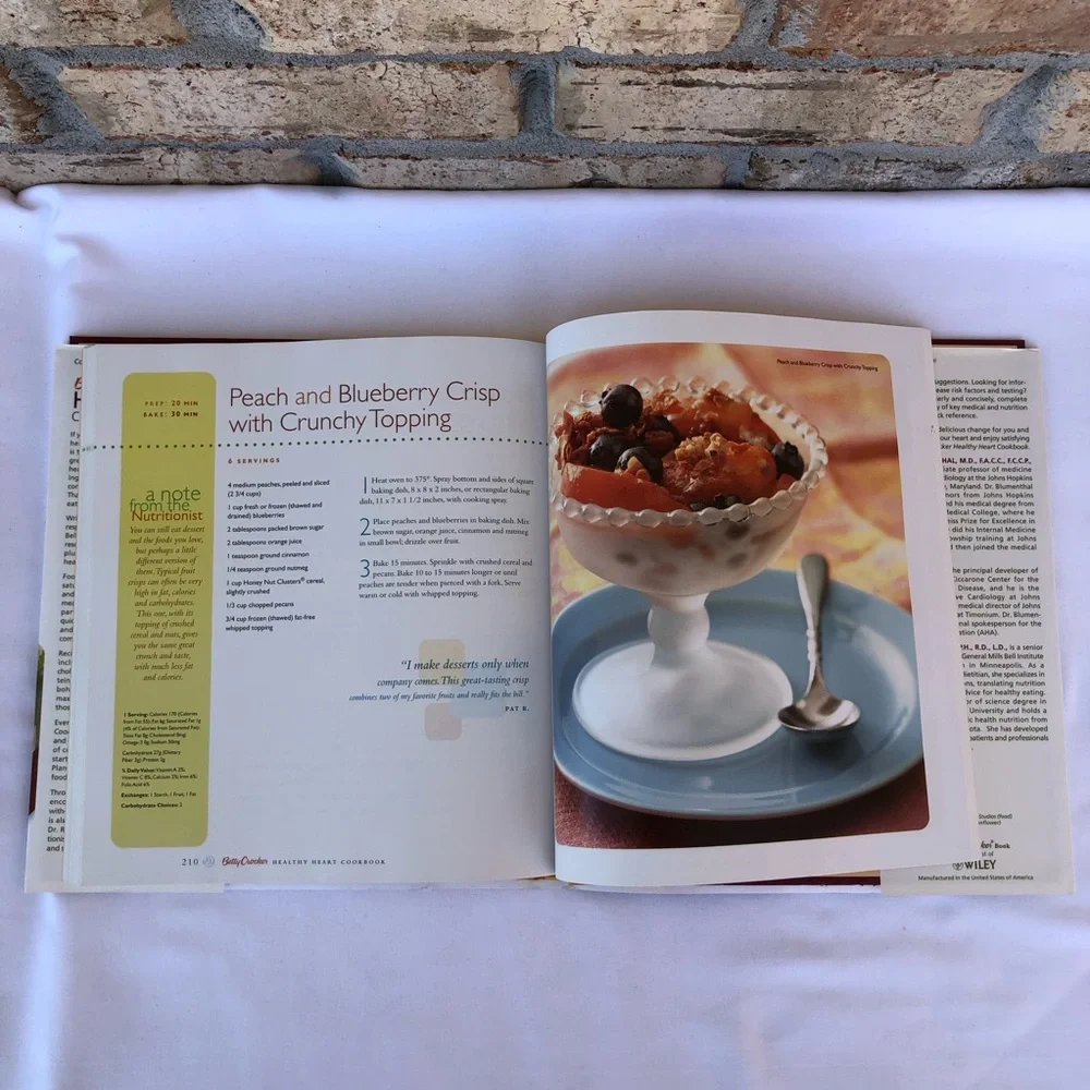 Vintage 2005 Betty Crocker Heart Healthy Cookbook Hard‎ Cover Book